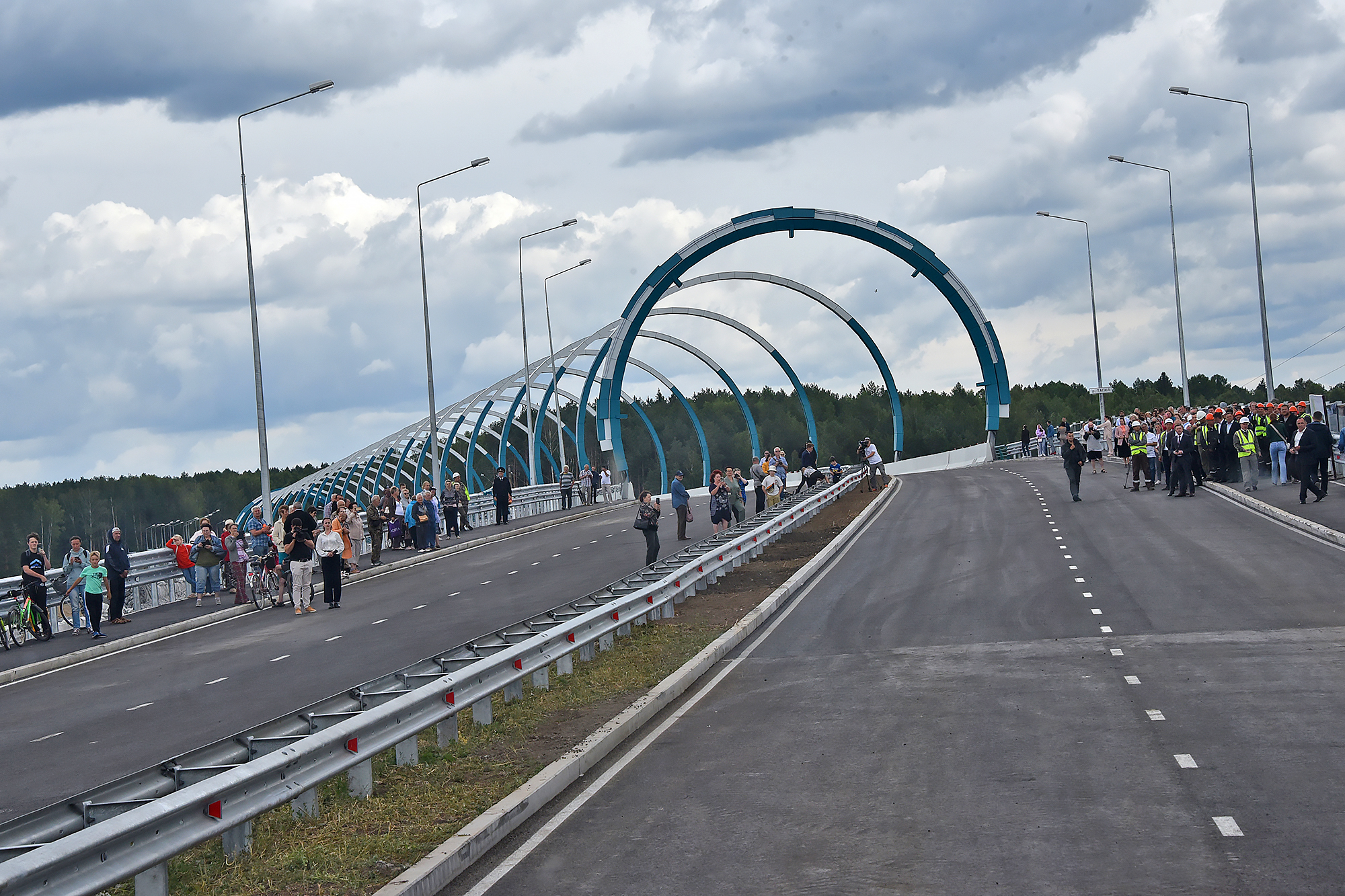 В день празднования 300-летия Нижнего Тагила открылся долгожданный мост  через пруд. Фото - «Уральский рабочий»